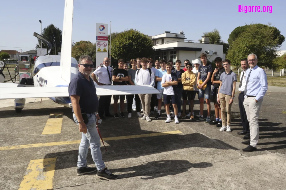 Les 17 lycéeens accompagnés par le proviseur du lycée Jean Dupuy et l'Armée de l'Air